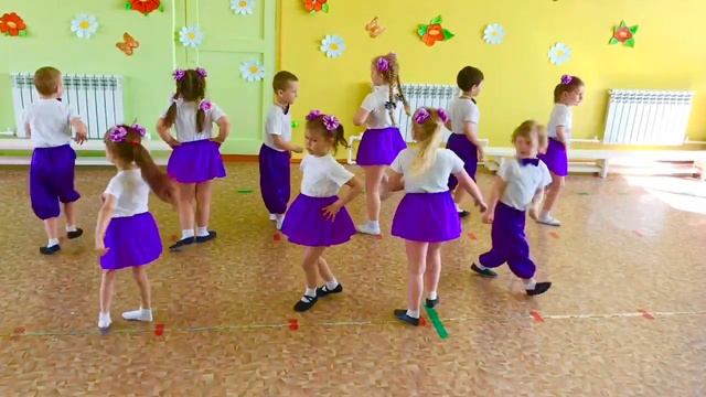 Танец "Как танцуют зайки" средняя группа А