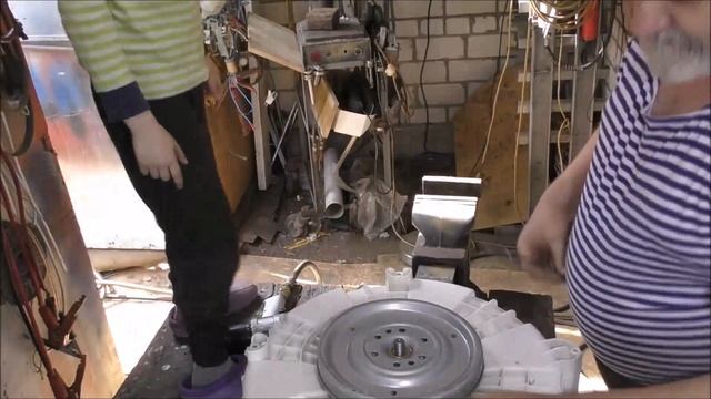 Ремонт стиралки ОГРОМНОЙ кувалдой. Вне формата.