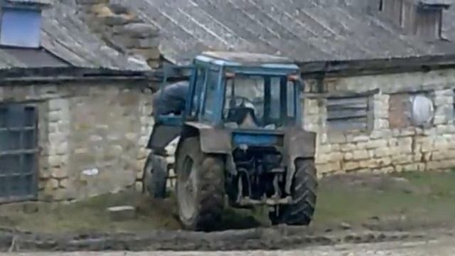 Трактор против здания
