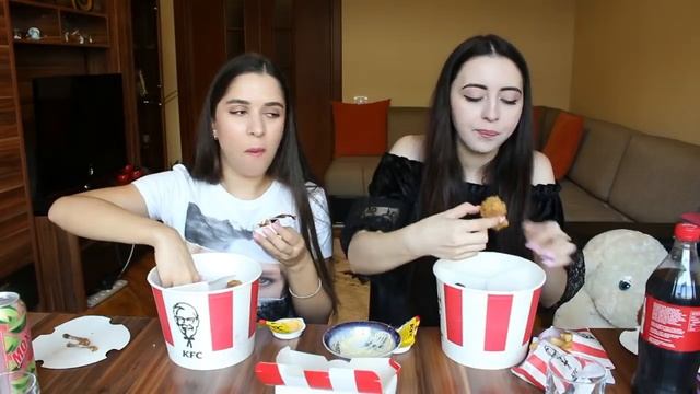 НЕ ЗАПИВАЙ ЧЕЛЕНДЖ ОСТРЫЕ КРЫЛЫШКИ ИЗ KFC / MUKBANG Ayka Emilly Ask Fatima