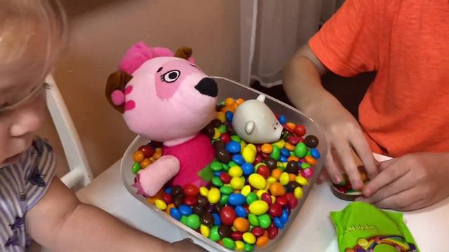 Мишки мимишки принимают конфетную ванную Ева с мамой Сёмой и Флоридой открывают разноцветные конфет