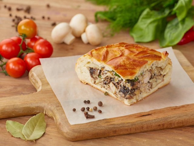 КУРНИК С КУРИЦЕЙ И ГРИБАМИ.