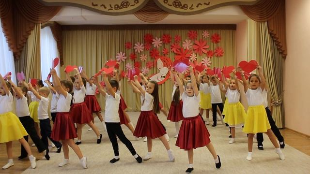 Танец ПОДГОТОВИТЕЛЬНОЙ ГРУППЫ "РОМАШКИ" С днем матери!!!