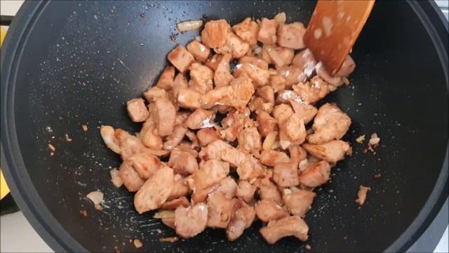 Гуляш из индейки и свинины.