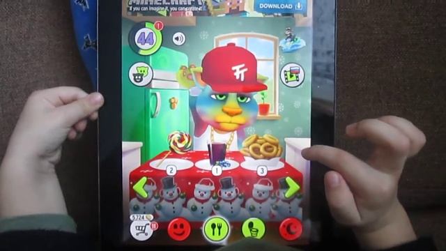 Вика играет с Котиком Томом и кошечкой Анжелой Apple iPad