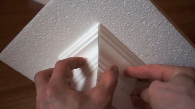 Как резать потолочный плинтус