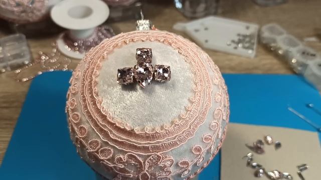 КРУЖЕВНЫЕ ШЕДЕВРЫ: МАСТЕР-КЛАССЫ ПО ИНКРУСТАЦИИ НОВОГОДНИХ ШАРОВ 2023