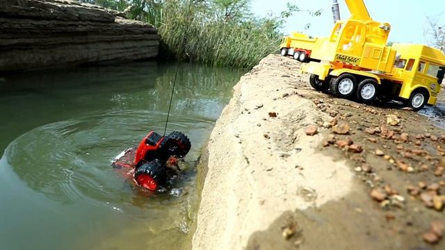 Автокраном вытаскиваем трактор из каньона