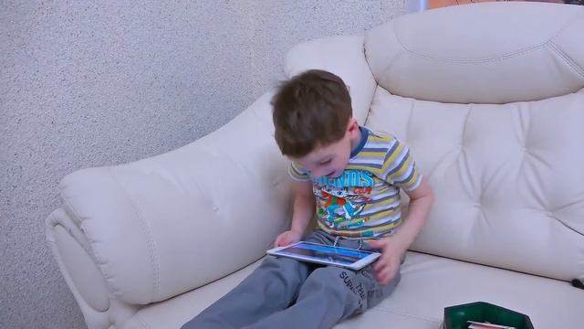 Дети САМИ РАСПАКОВАЛИ подарки ! Что внутри коробки?