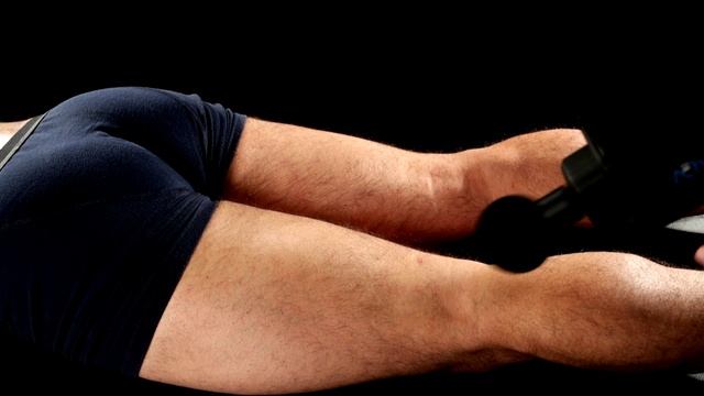 Массаж ног. Триггерная точка, задняя часть бедер. Перкуссионный аппарат AchedAway Classic.