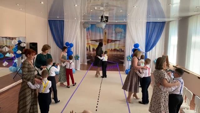 "Сиреневый вальс" Н.Май, танцуют выпускники МАДОУ Детский сад 40 ЦРР г.Руза со своими педагогами.