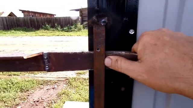 Засов для ворот с двойным назначением