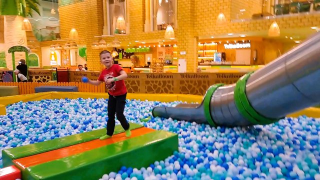 Батут на детской площадке прыгаем в яму с цветными кубиками