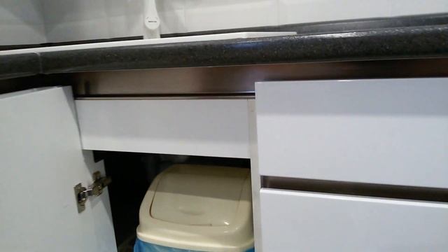 Кухня без ручек белый глянец: профиль GOLA + фурнитура BLUM