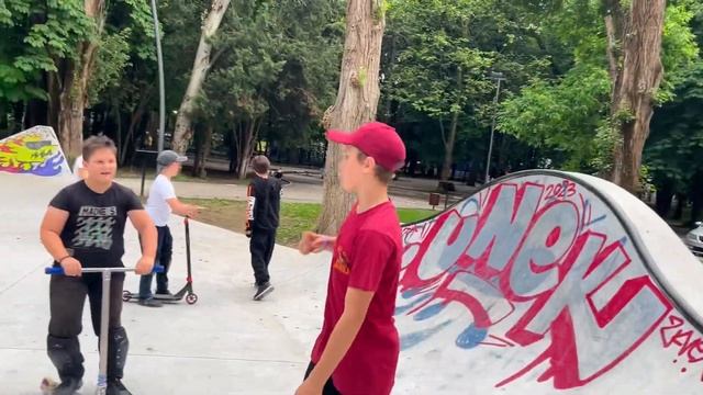 ЛОМАЕМ САМОКАТ!? | БЕСПРЕДЕЛ В ПАРКЕ!!!