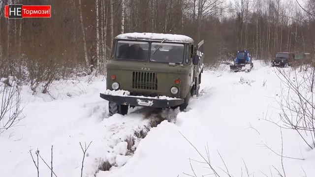 Спор колхозной и военной техники на бездорожье. Синий трактор против грузовика ГАЗ 66