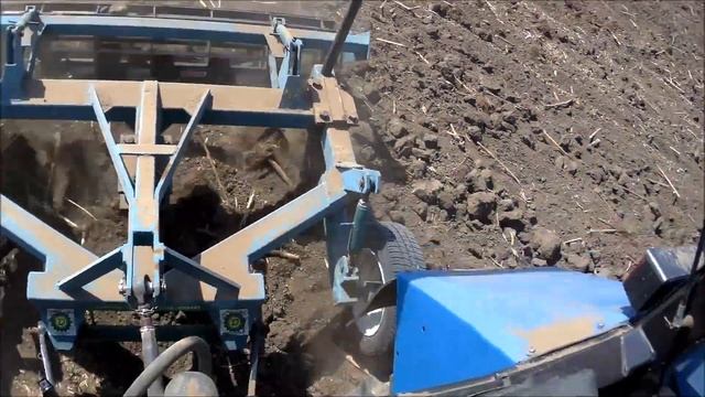 МТЗ-82.1 Работает с Глубокорыхлитель АГЧ-1,8 М (Чизель)