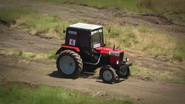 Гонки на тракторах «Бизон-Трек-Шоу»