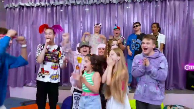 Кампус играет в бутылочку