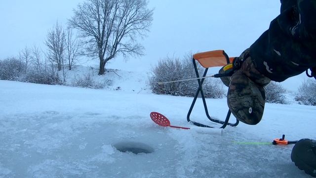 ЛОВЛЯ НА БЕЗМОТЫЛКУ. ЗИМНЯЯ РЫБАЛКА 2021-22. ЗАКРЕПЛЯЕМ ПЕРВЫЙ ЛЕД. ОКУНЬ ПЛОТВА