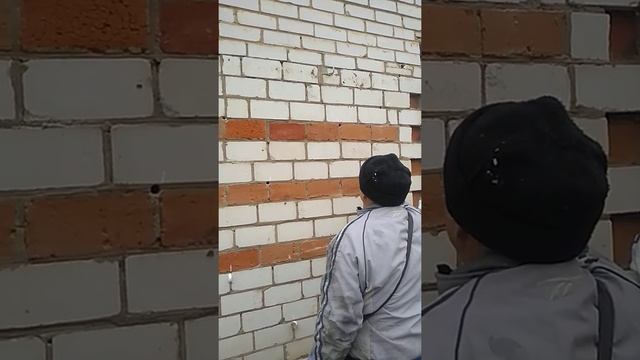 Утепление зазоров пустот воздушной прослойки в стенах фасада дома Пеноизолом