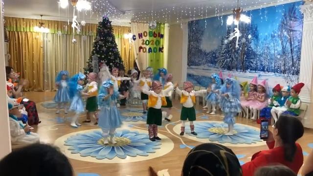 Танец : «Мальвины и Буратино» Новогодний танец - средняя группа