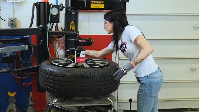 Травит воздух между бортом шины и ободом диска? Герметик - уплотнитель ТЕСН №735 устранит утечку.