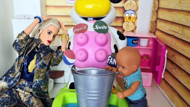БАБУШКА, А КОРОВА ДАЕТ КОКА-КОЛУ? Катя и Макс веселая семейка??? Смешные куклы Барби и ЛОЛ сериал