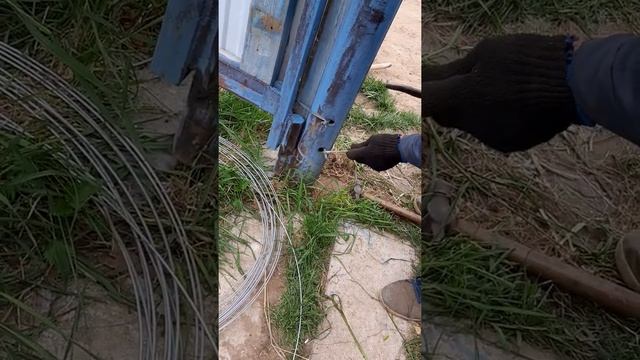 Скручивание проволокой деревянной планки к столбу