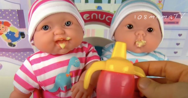 Куклы Пупсики ИГРАЕМ С ДВОЙНЯШКАМИ Мультик для детей Коляска Игрушка