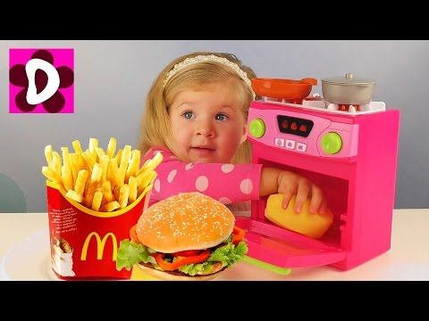 Чудо Кухня ИГРАЕМ В ПОВАРА Макдональдс Готовим Еду в Волшебной Печи Видео для Детей про Еду