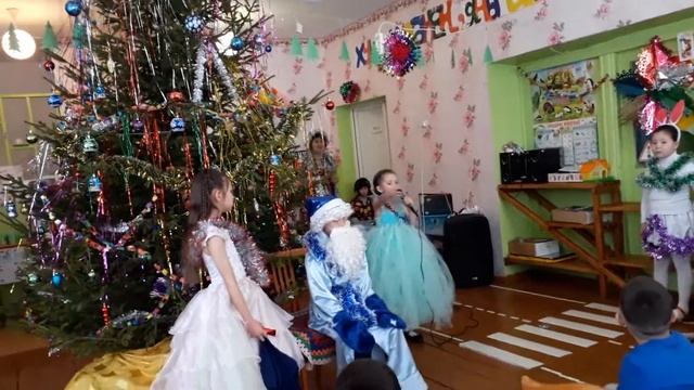 Ну ка ёлочка светлей заблести огнями