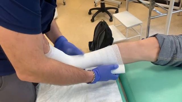 Как правильно бинтовать ногу? Используются специальные цинковые бинты.