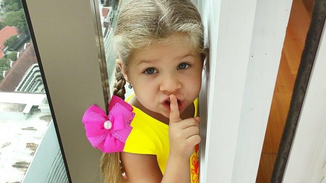 Roma and Diana plays Hide and Seek Spot in the Hotel