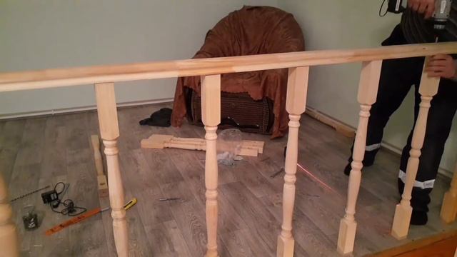 Монтаж перил и балясн на лестнице