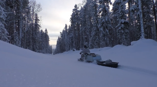 Пробиваюсь к избушке на толкаче. Получил в глаз. Поиск свежих следов.