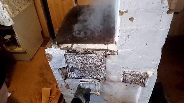 Нет тяги. Холодная печь. Дым идёт в дом.В дымоходе может образоваться воздушная пробка.Нужно согрет