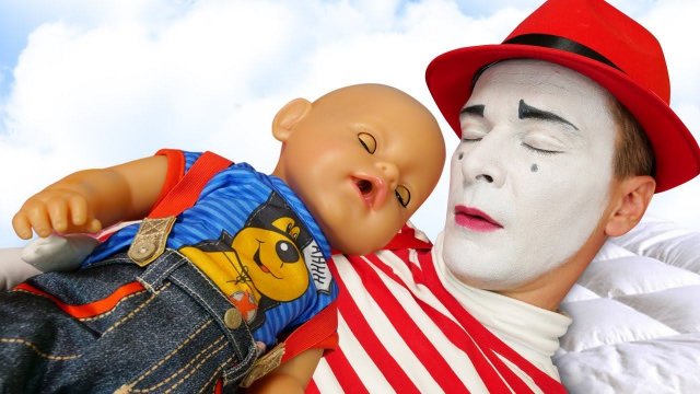 Лучшая кроватка для куклы БЕБИ БОН! – Весёлые игры для девочек Как Мама. Baby Born в видео онлайн