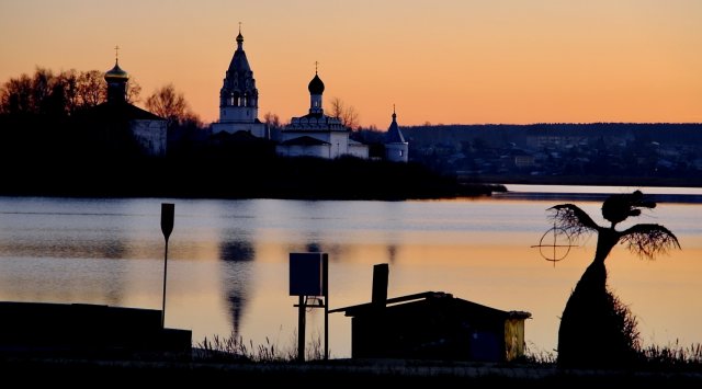 Свято-Троицкий Островоезерский монастырь на острове Ворсменского озера. Отремонтировали набережную.