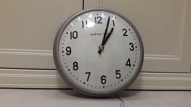 Вторичные часы Стрела работают с блоком, который заменяет собой первичные часы (импульсы 24V).