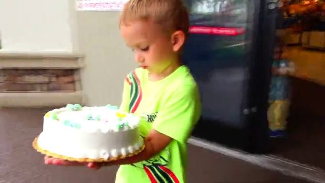 Bad Baby Раздавили Торт FREAKY JOKER Crushes Birthday Cake
