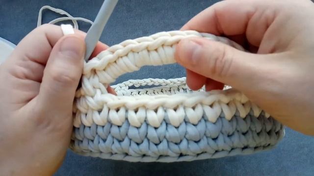 Корзинка с ручками крючком.