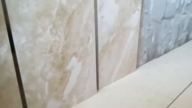 Как, в плитке делать зазор между полом и стеной.