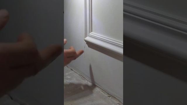 Как зашпаклевать угол молдинга на стене.