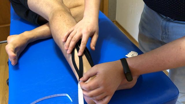 Наложение кинезио тейпа с целью снятия отека с голеностопа.
