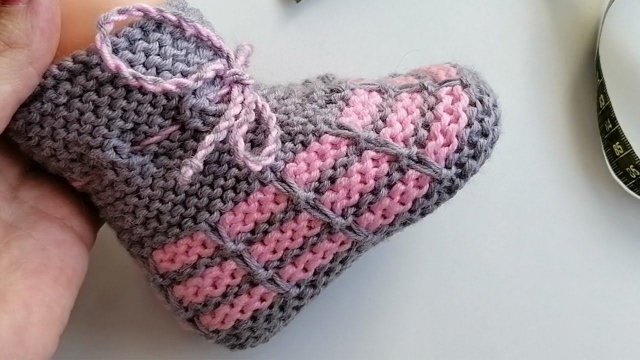 Пинетки спицами. Простые пинетки на двух спицах одним полотном