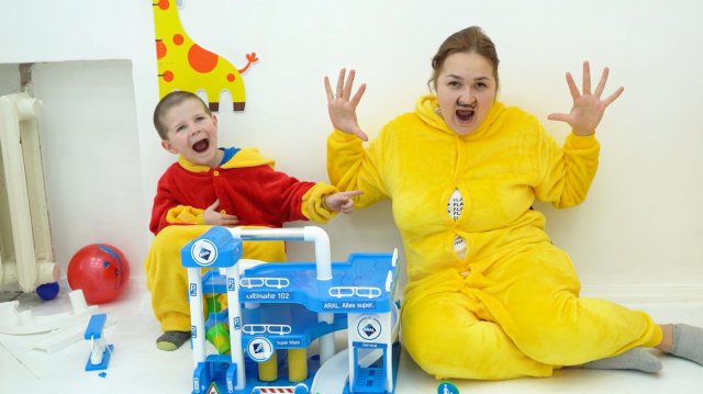 Ребенок хочет поиграть с мамой, но она устала и хочет спать