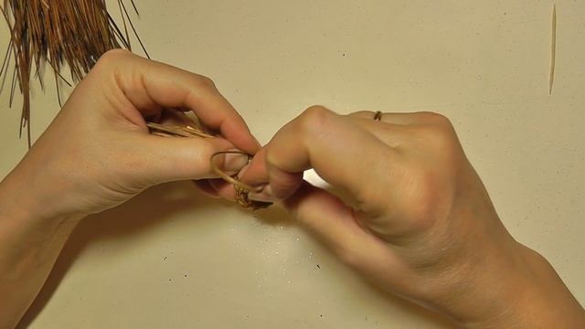Начало плетения из сосновых иголок. Плетение узлом "соты"