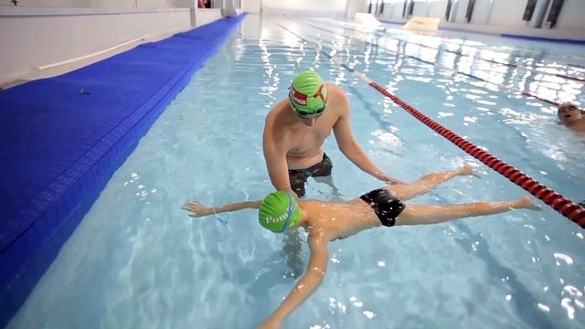 Как научить плавать ребёнка? Играючи, пошагово, легко