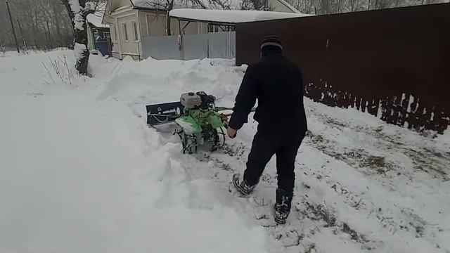 чистка снега отвалом  ,на мотоблоке Red Verg с грунтозацепами